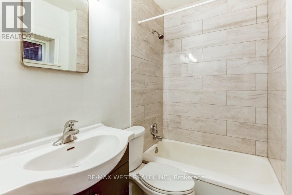 413 Parkside Drive, Toronto, Ontario  M6R 2Z7 - Photo 15 - W12134752