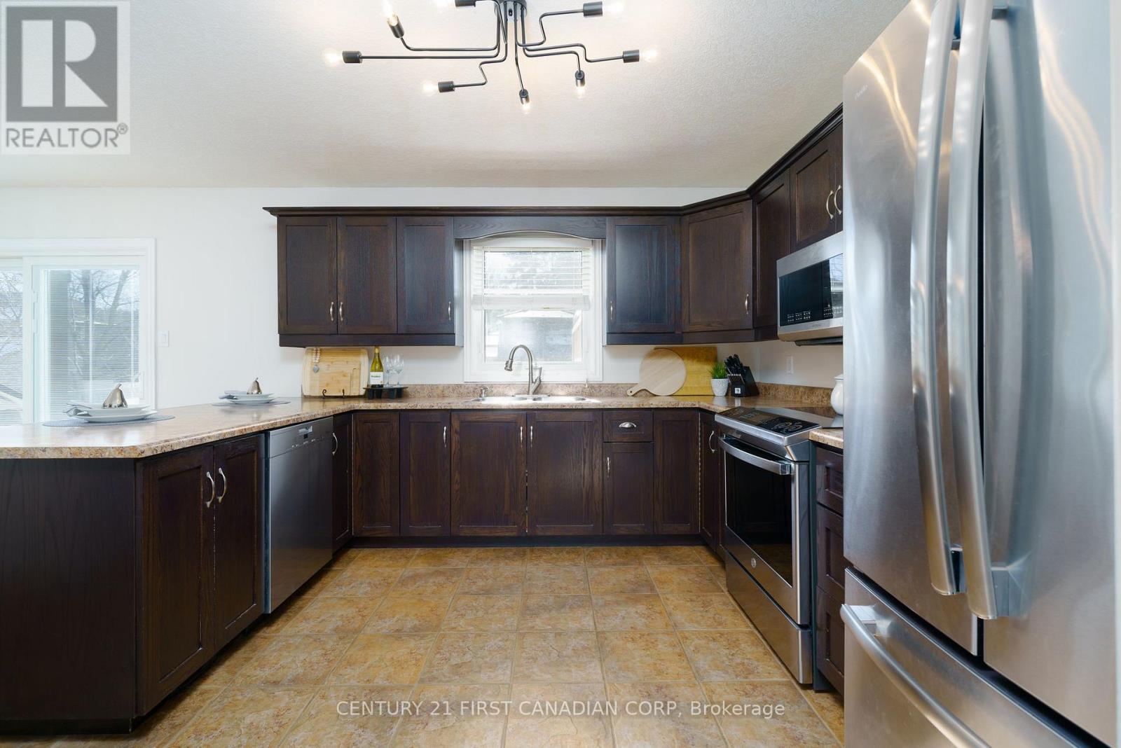 102 Steven Street, Strathroy-Caradoc, Ontario  N7G 4K9 - Photo 10 - X12135128