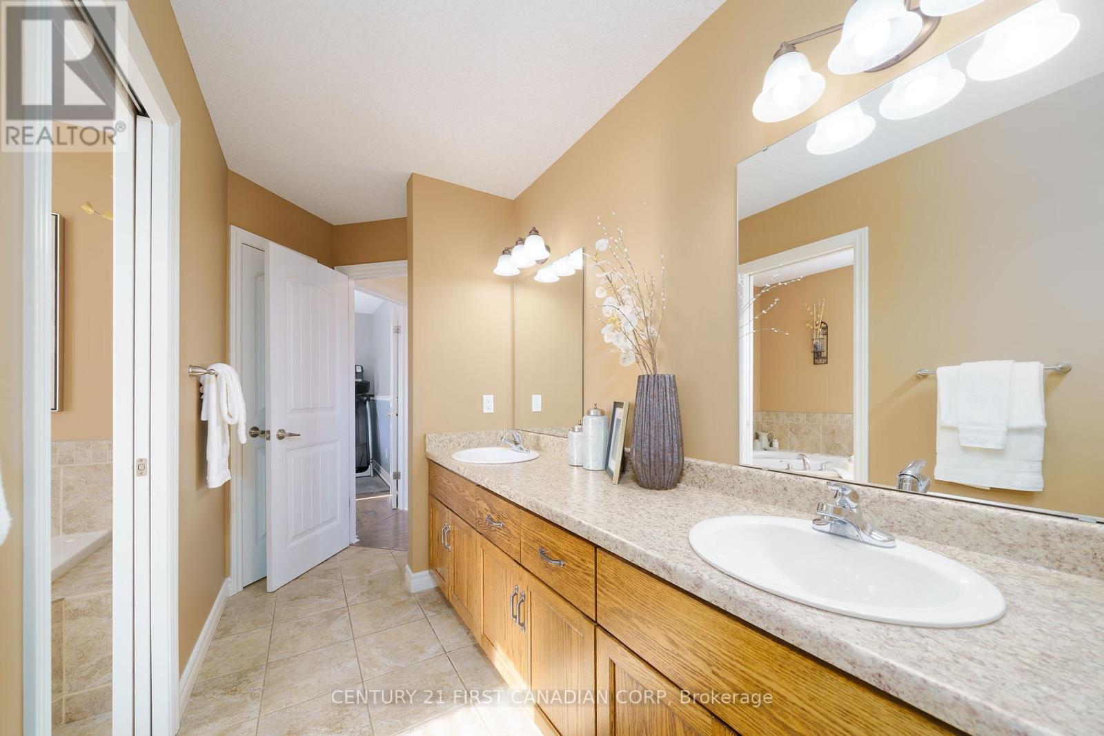102 Steven Street, Strathroy-Caradoc, Ontario  N7G 4K9 - Photo 16 - X12135128