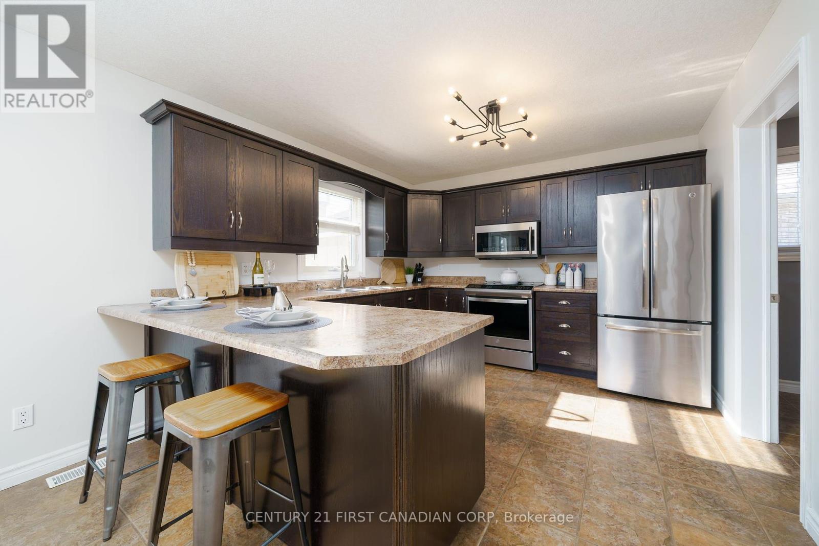 102 Steven Street, Strathroy-Caradoc, Ontario  N7G 4K9 - Photo 8 - X12135128