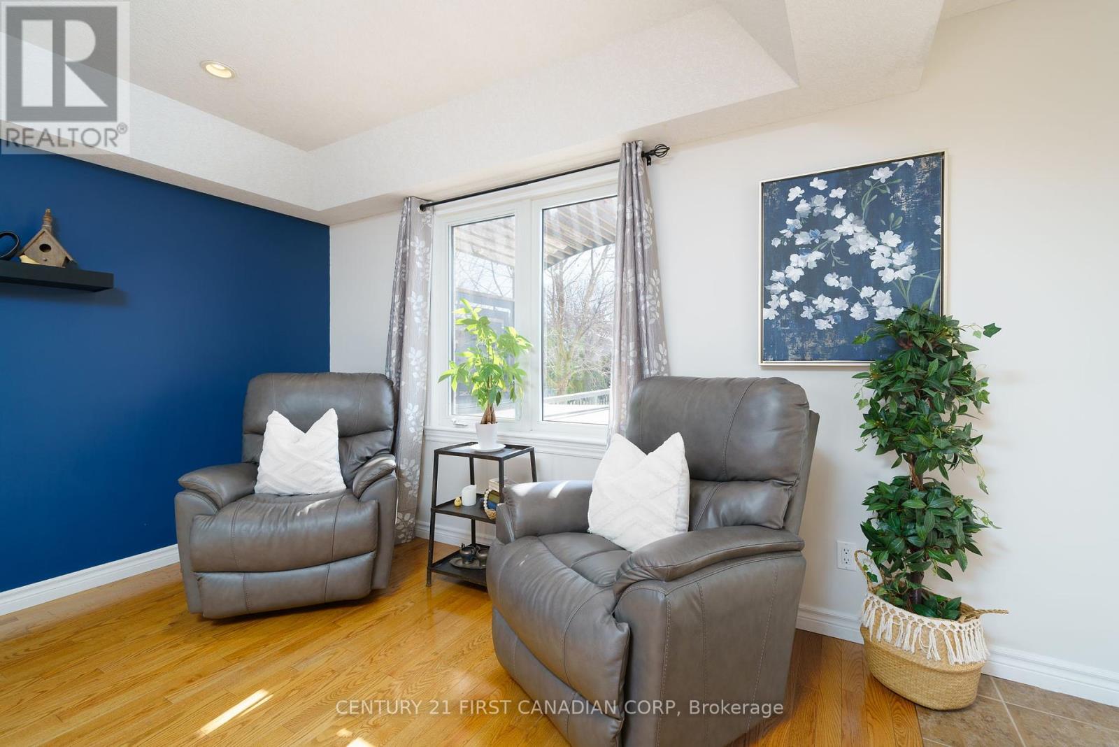 102 Steven Street, Strathroy-Caradoc (Ne), Ontario  N7G 4K9 - Photo 9 - X12135128