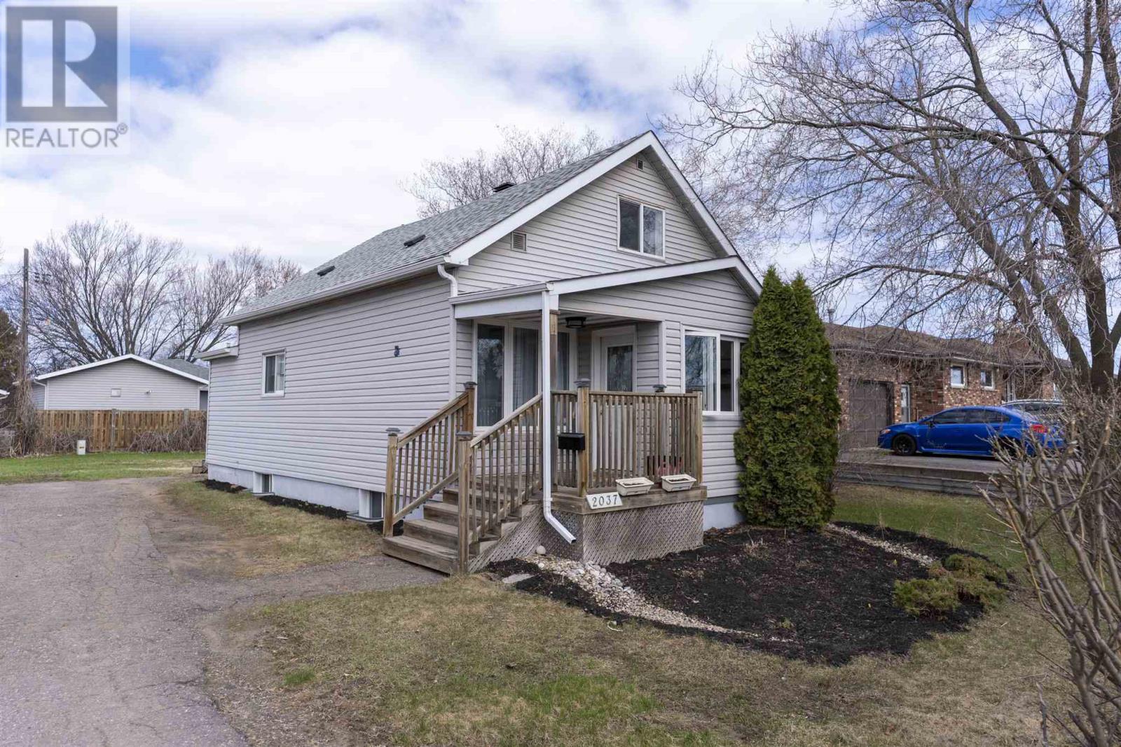 Property at 2037 Arthur ST E image 1