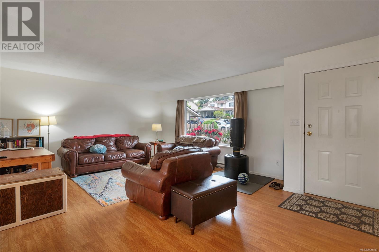 Property at 885 Kit Cres image 5
