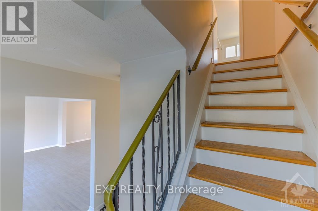24b Aldercrest Drive, Ottawa, Ontario  K2G 1P7 - Photo 6 - X12134991