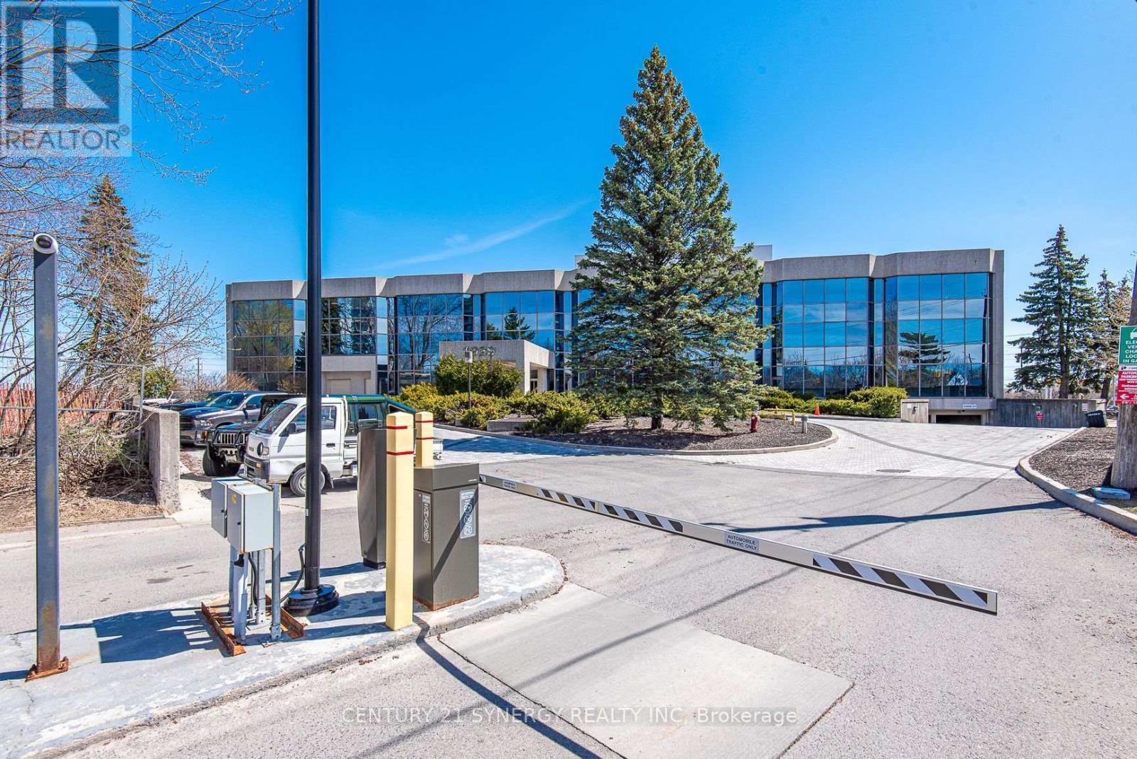 212 - 1929 Russell Road, Ottawa, Ontario  K1G 4G3 - Photo 2 - X12135027