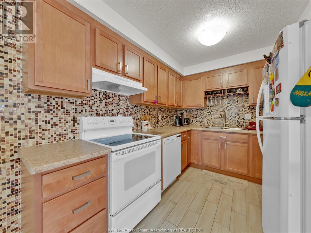 Property at 3049 SUFFOLK image 3