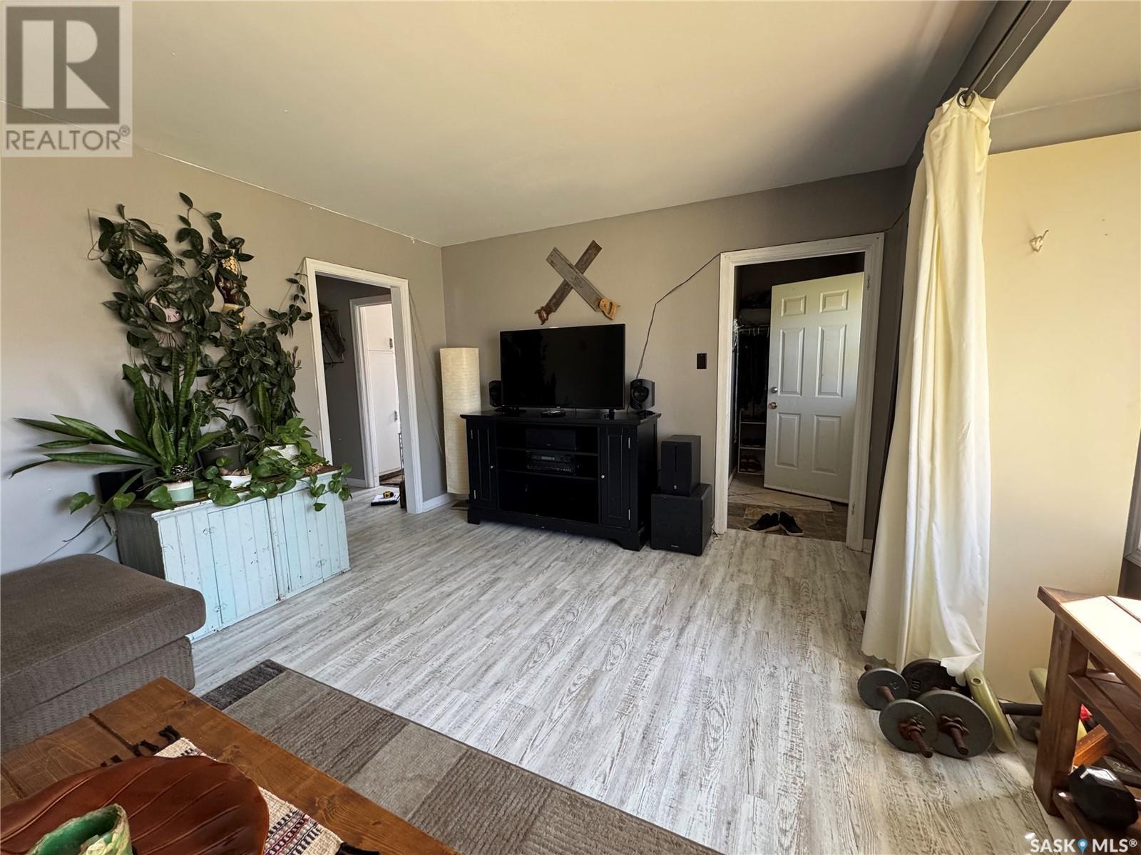 Property at 812 Coteau STREET W image 3