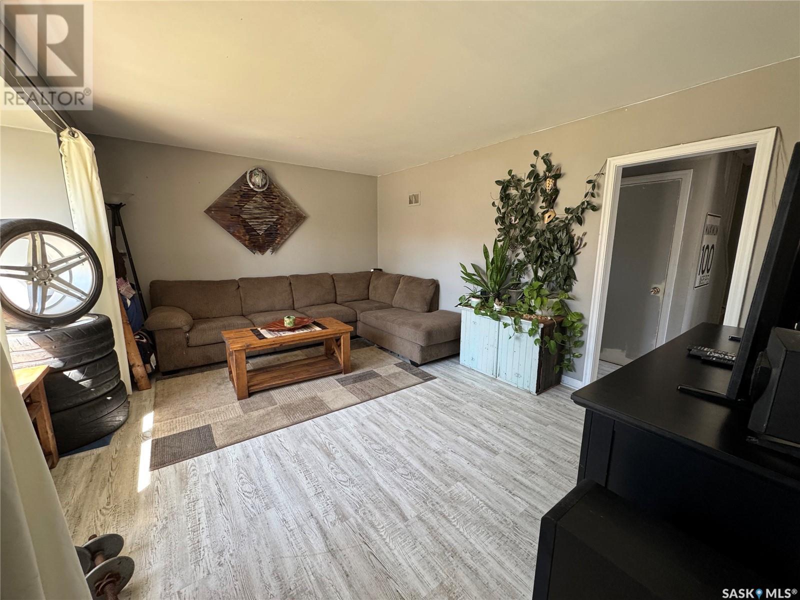 Property at 812 Coteau STREET W image 5