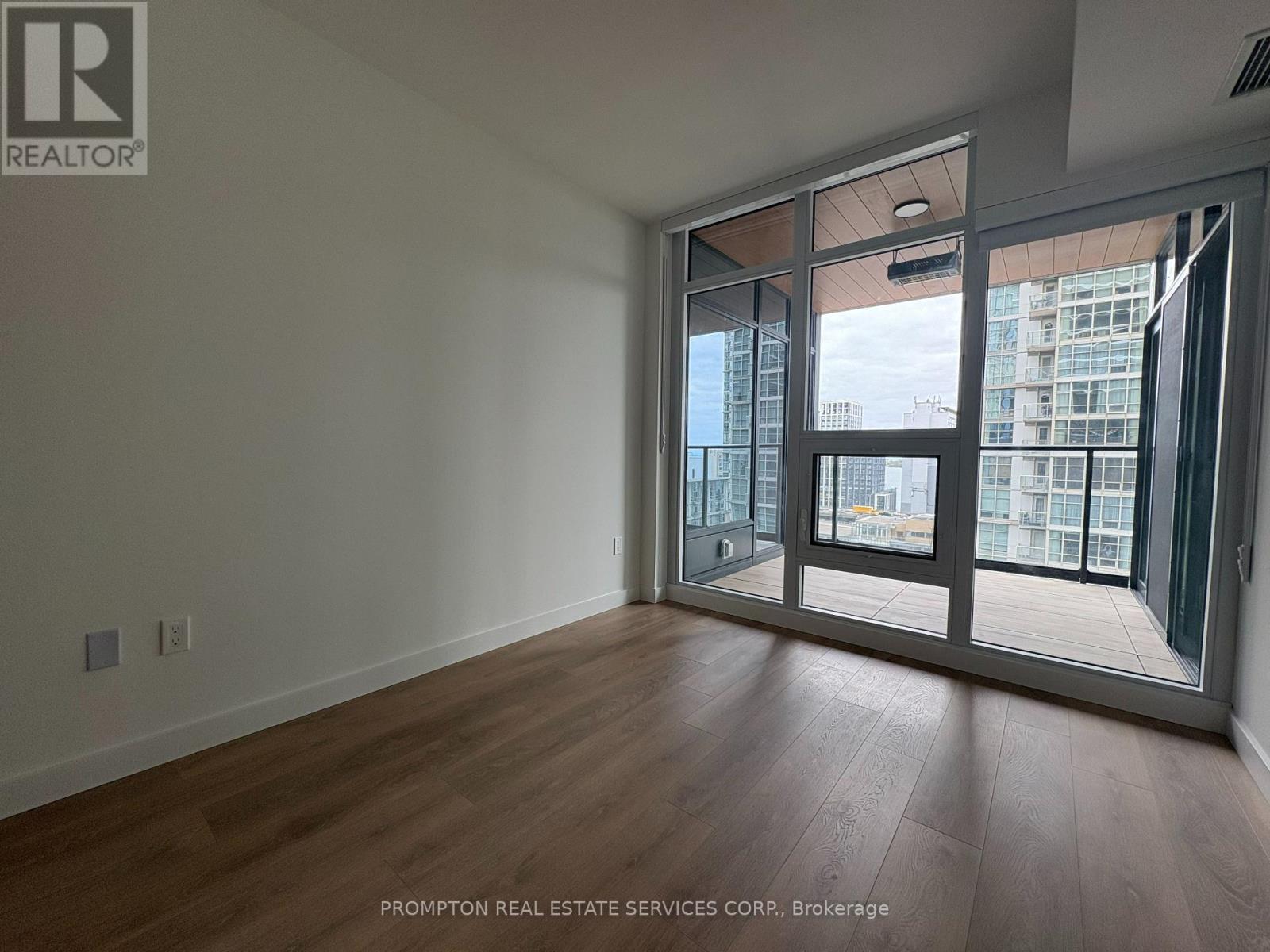 1011 - 1 Concord Cityplace Way, Toronto, Ontario  M5V 0X3 - Photo 8 - C12134969