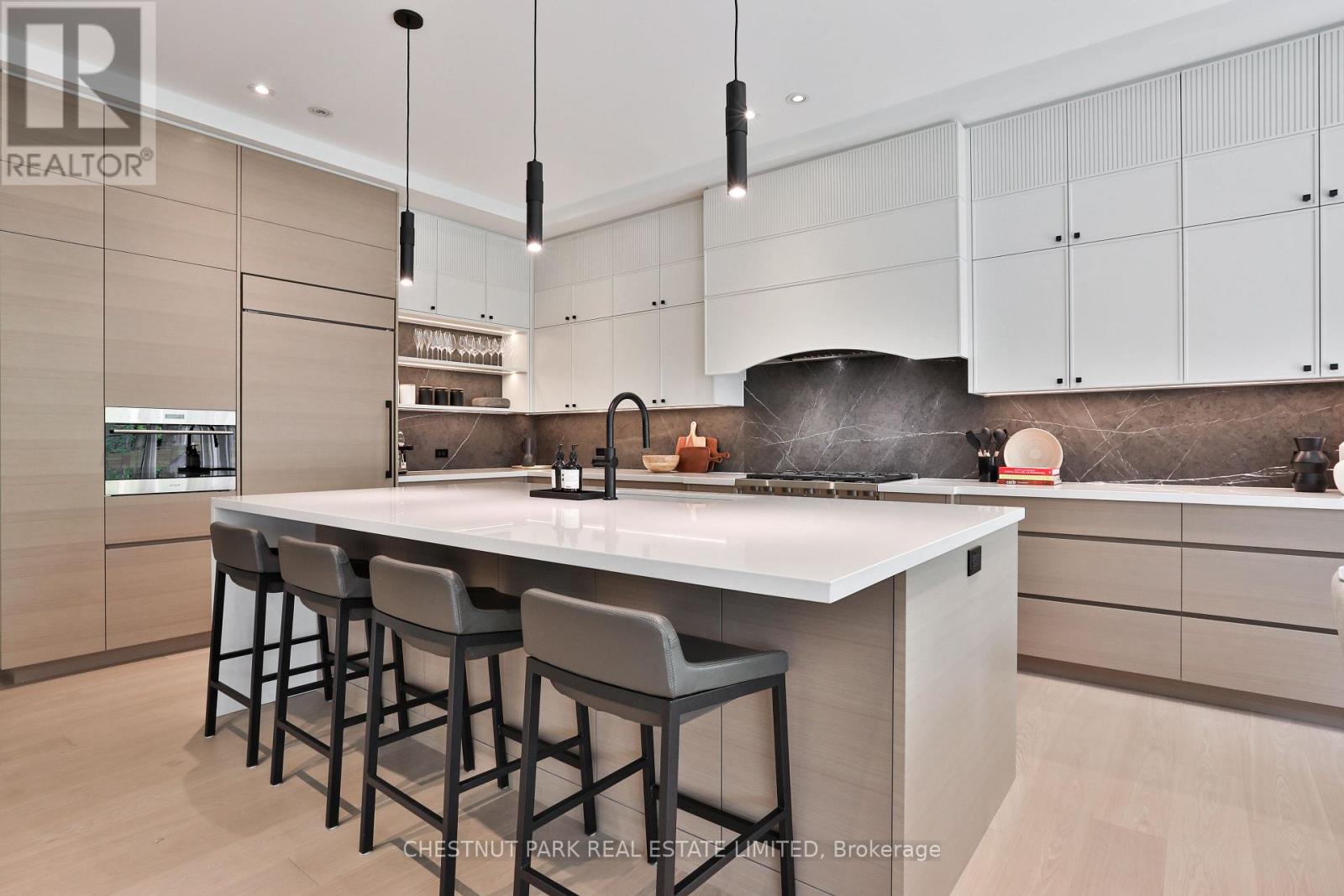 2 Marchwood Drive, Toronto, Ontario  M3H 1J8 - Photo 7 - C12135034