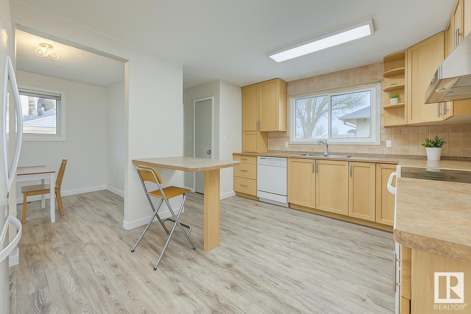 Property at 5204 109 ST NW image 3