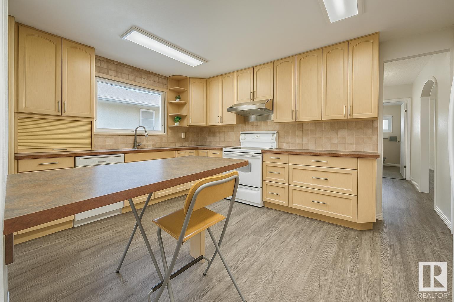 Property at 5204 109 ST NW image 4