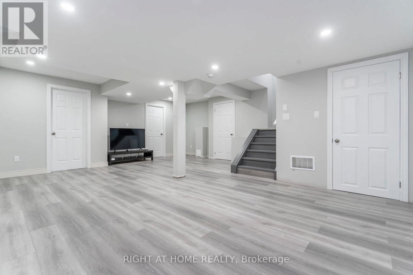 22 Sasco Way, Essa, Ontario  L3W 0C8 - Photo 44 - N12135004