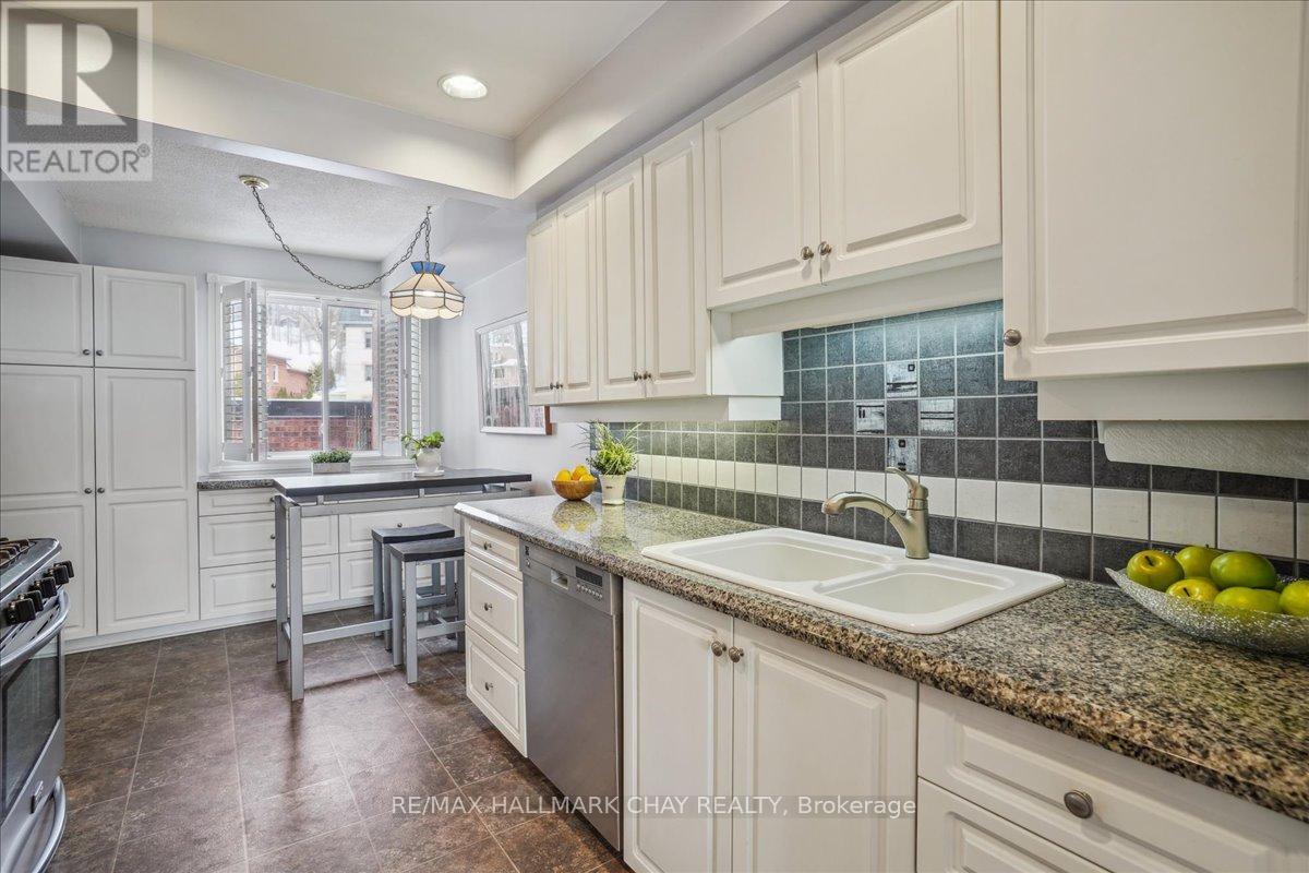 195 Collier Street, Barrie, Ontario  L4M 5L5 - Photo 10 - S12134973