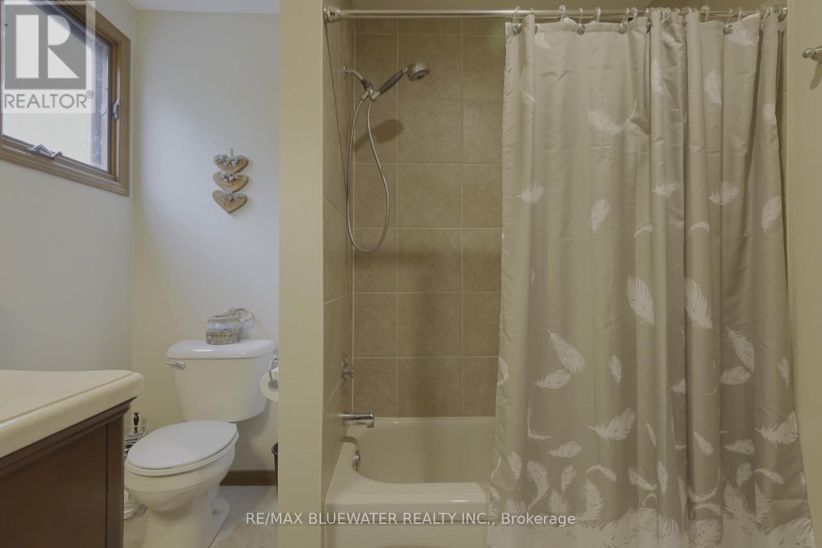 10372 Sherwood Crescent, Lambton Shores, Ontario  N0M 1T0 - Photo 28 - X12134317