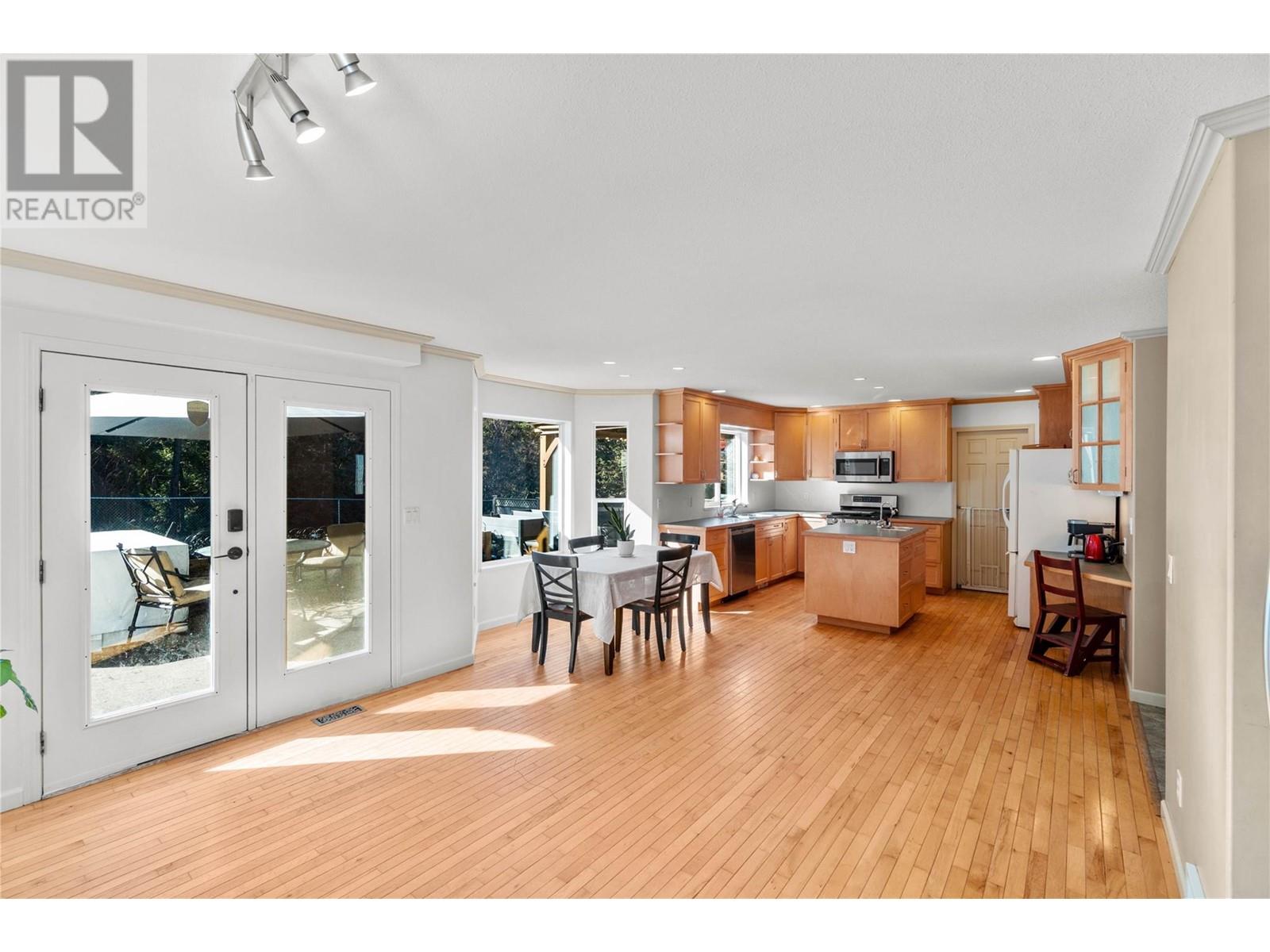 Property at 4942 WOODLAND Court image 4