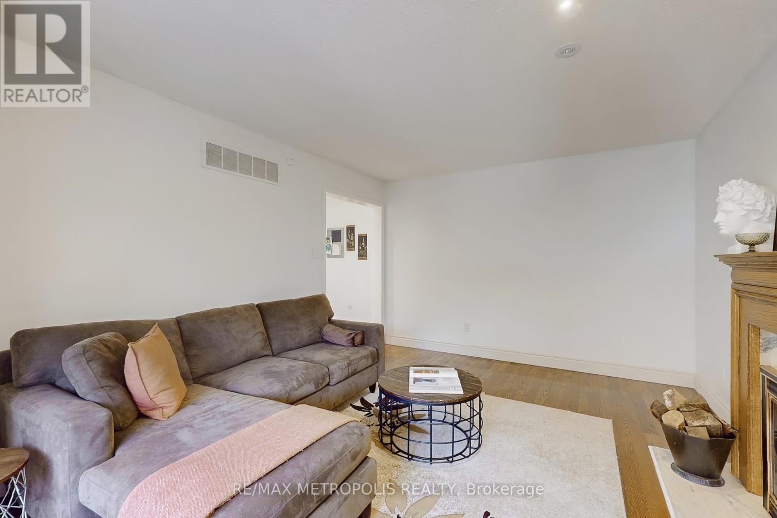 1310 Golden Meadow Trail, Oakville, Ontario  L6H 4L8 - Photo 14 - W12135072