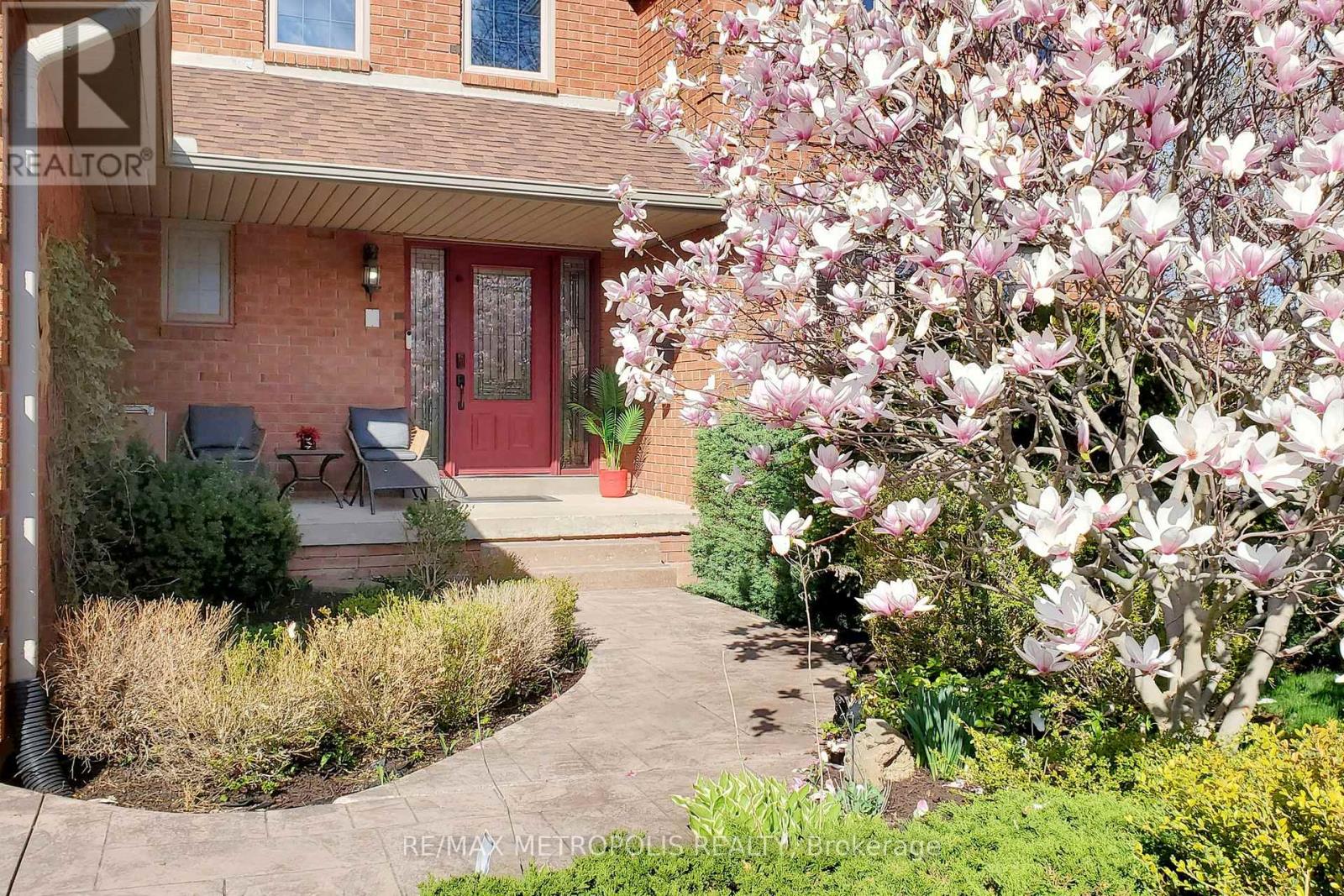 1310 Golden Meadow Trail, Oakville, Ontario  L6H 4L8 - Photo 3 - W12135072