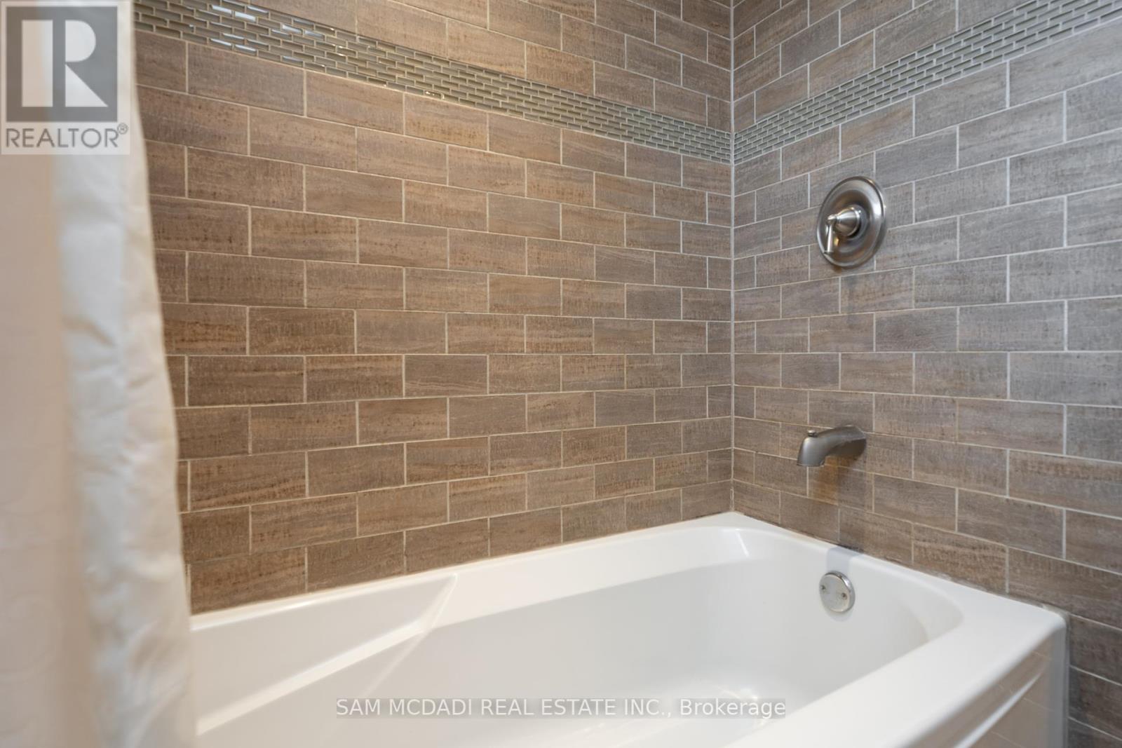 6127 Cheega Court, Mississauga, Ontario  L5N 3Y9 - Photo 29 - W12135125