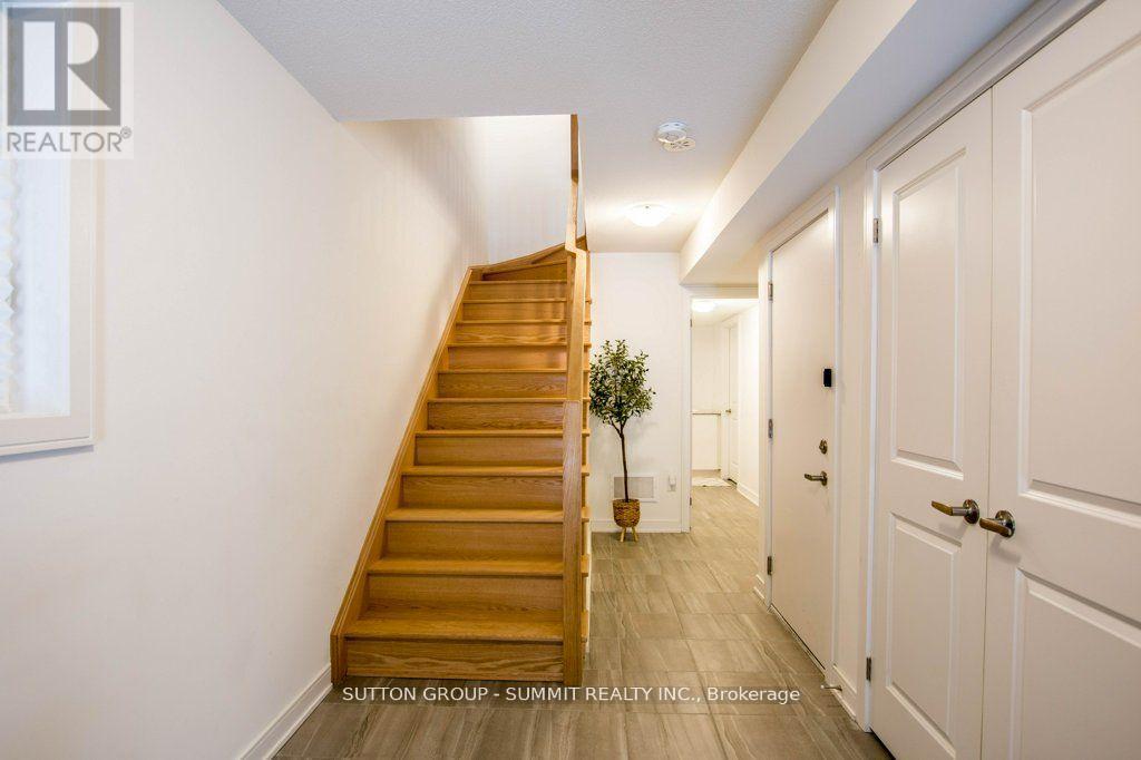 25 Red Maple Lane, Barrie, Ontario  L9J 0N4 - Photo 3 - S12118125