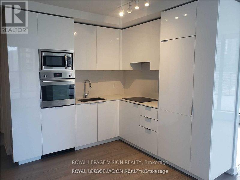 <div class="slider-price">$1,249,900</div><p>706 - 11 Wellesley Street W, Toronto, Ontario</p>
