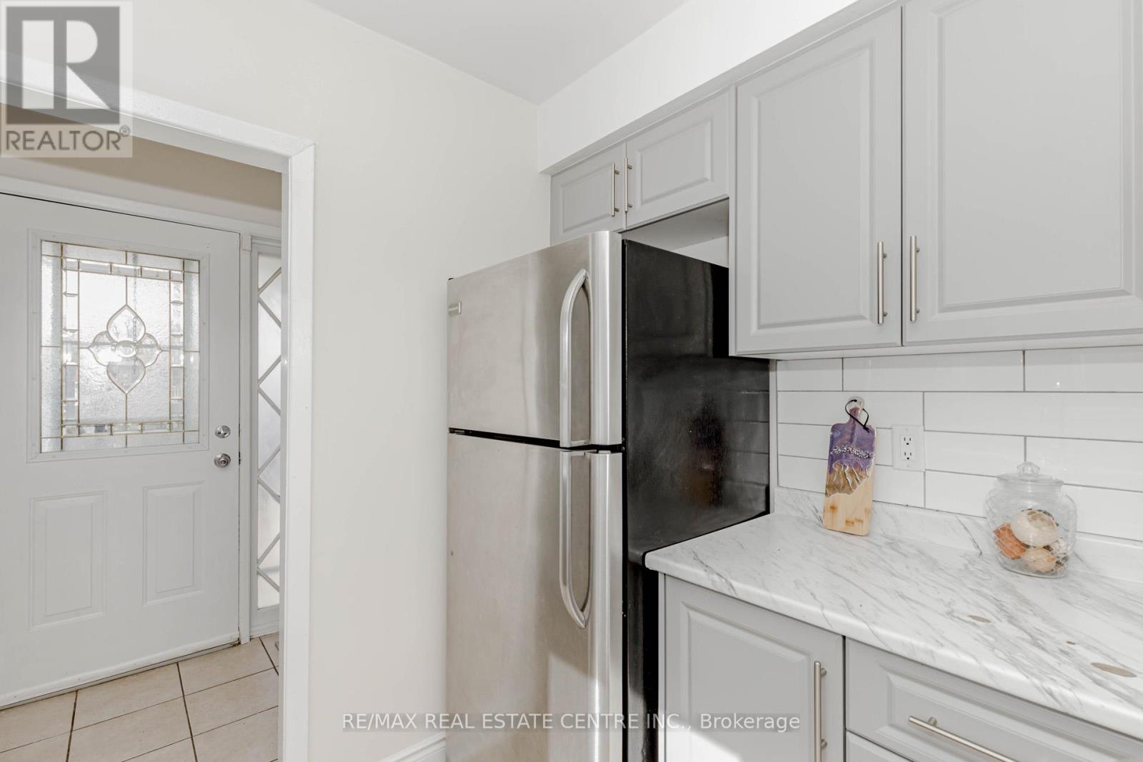 15 Benton Street, Brampton, Ontario  L6W 3B8 - Photo 10 - W12046249