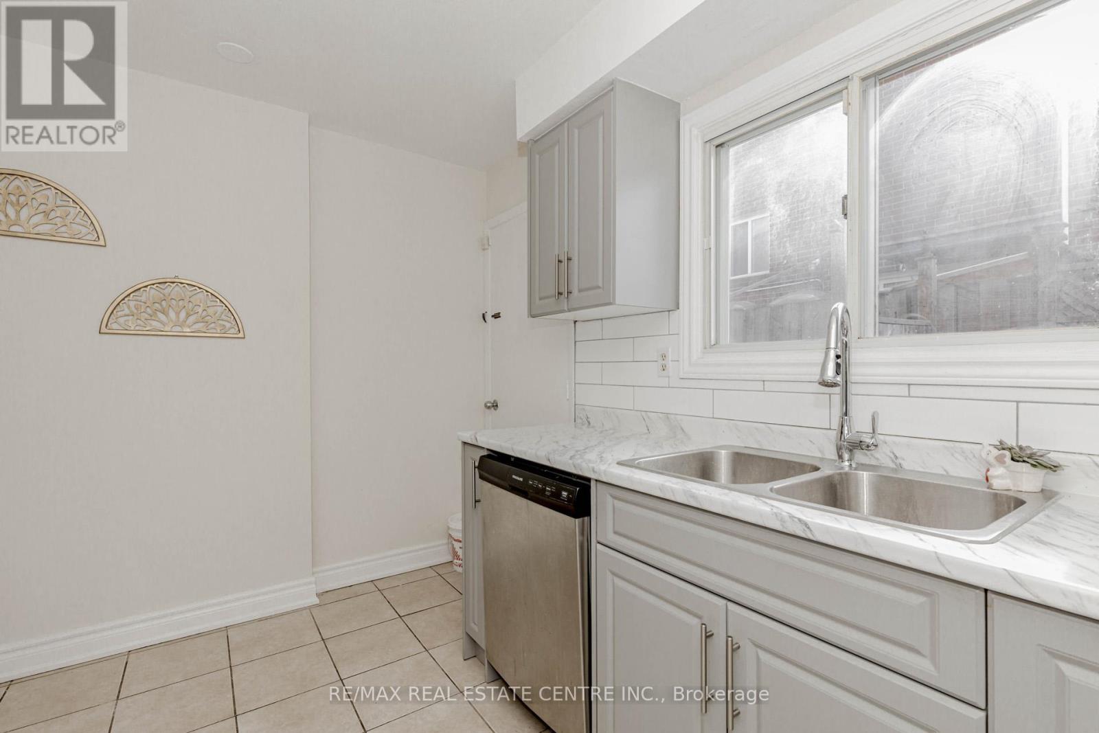 15 Benton Street, Brampton, Ontario  L6W 3B8 - Photo 7 - W12046249