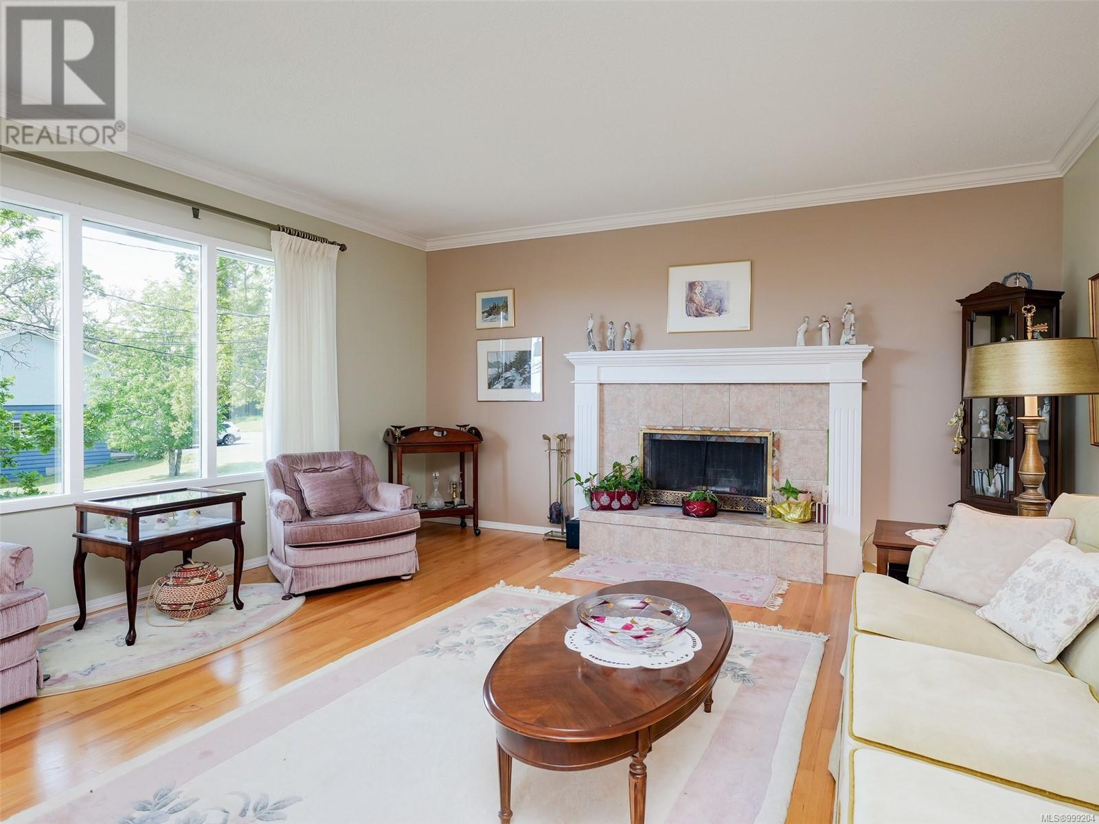 1470 Banff Pl, Saanich, British Columbia  V8P 2E8 - Photo 2 - 999204
