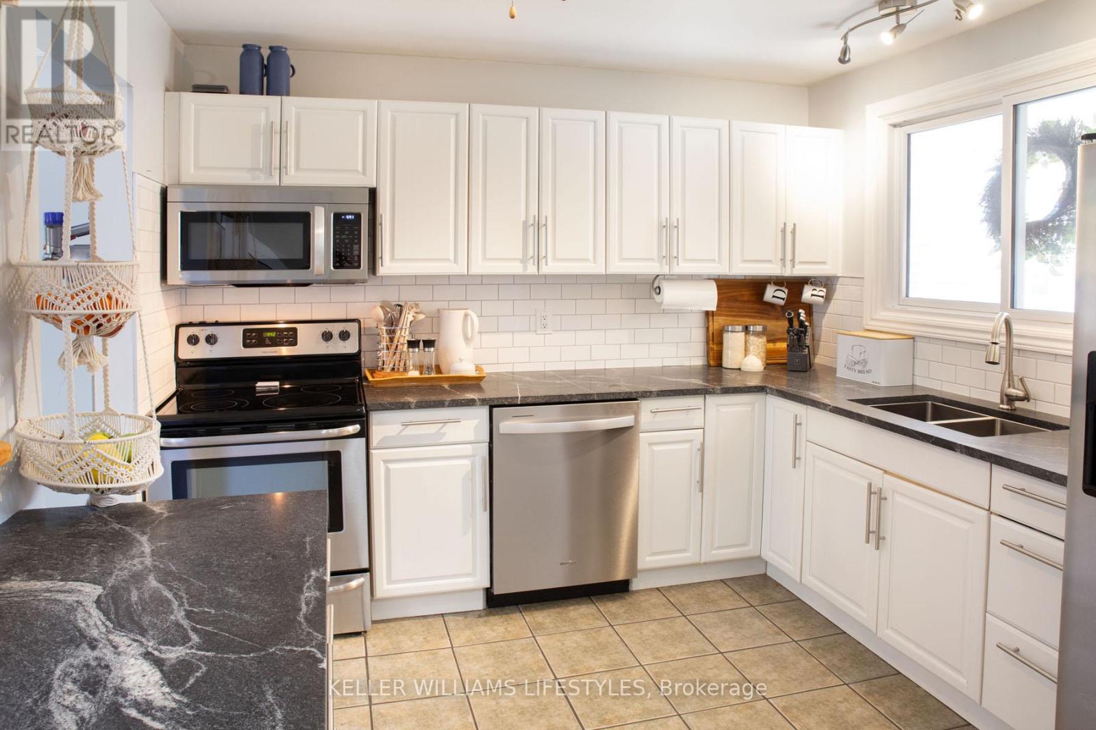 5 Winding Woods Crescent, London North, Ontario  N6G 3G3 - Photo 7 - X12135356