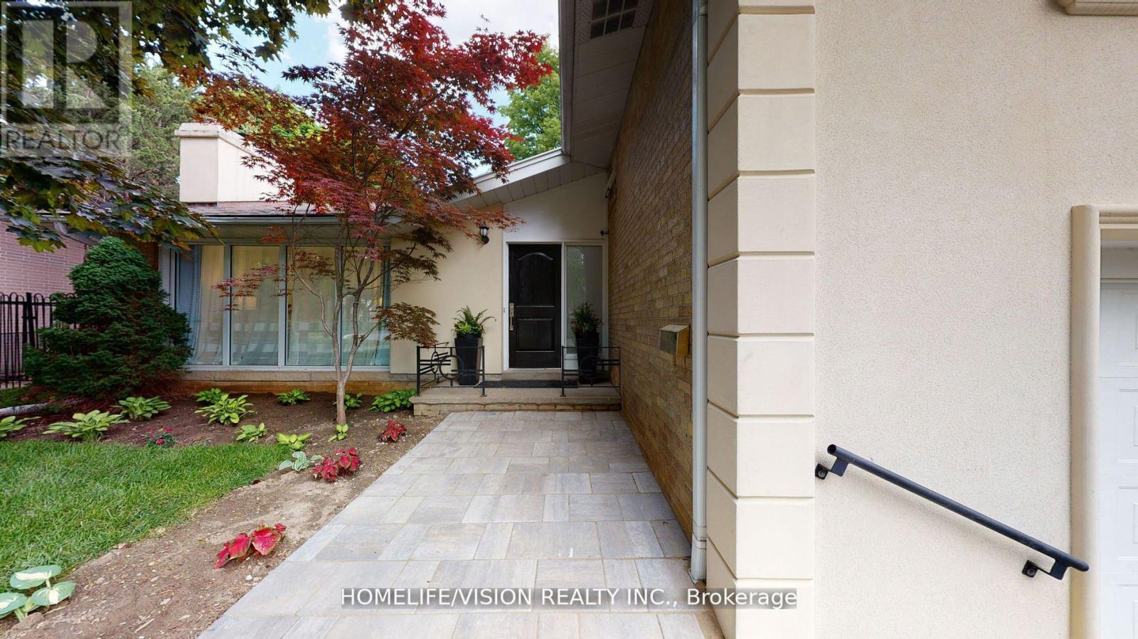 12 Flaremore Crescent, Toronto, Ontario  M2K 1V1 - Photo 3 - C12135173
