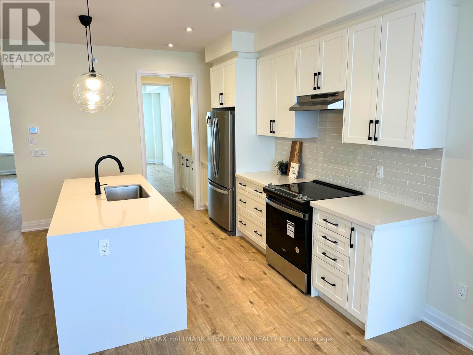 985 Crowsnest Hollow, Pickering, Ontario  L1X 0P4 - Photo 4 - E12135155