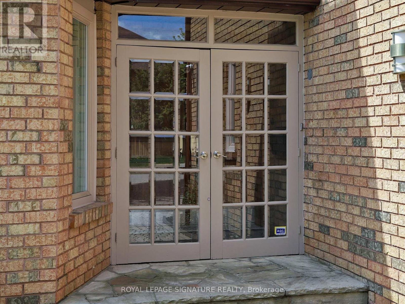 Property at 18 PRINCE EDWARD BOULEVARD image 2