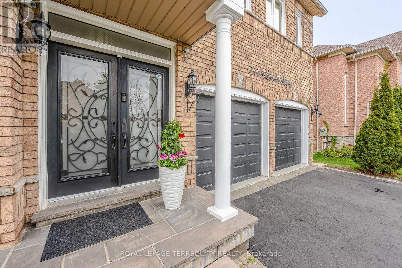 7148 Lowville Heights, Mississauga, Ontario  L5N 8E6 - Photo 3 - W12135152