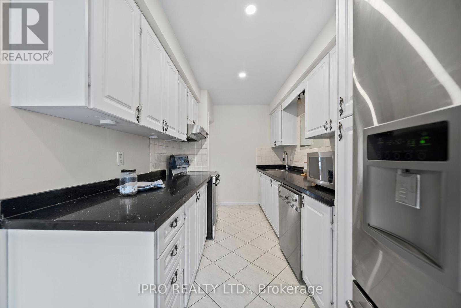 734 Briar Crescent, Milton, Ontario  L9T 3Z8 - Photo 6 - W12135210