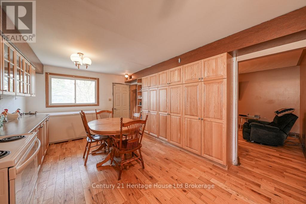 29 Devonshire Avenue, Tillsonburg, Ontario  N4G 4K7 - Photo 10 - X12135344