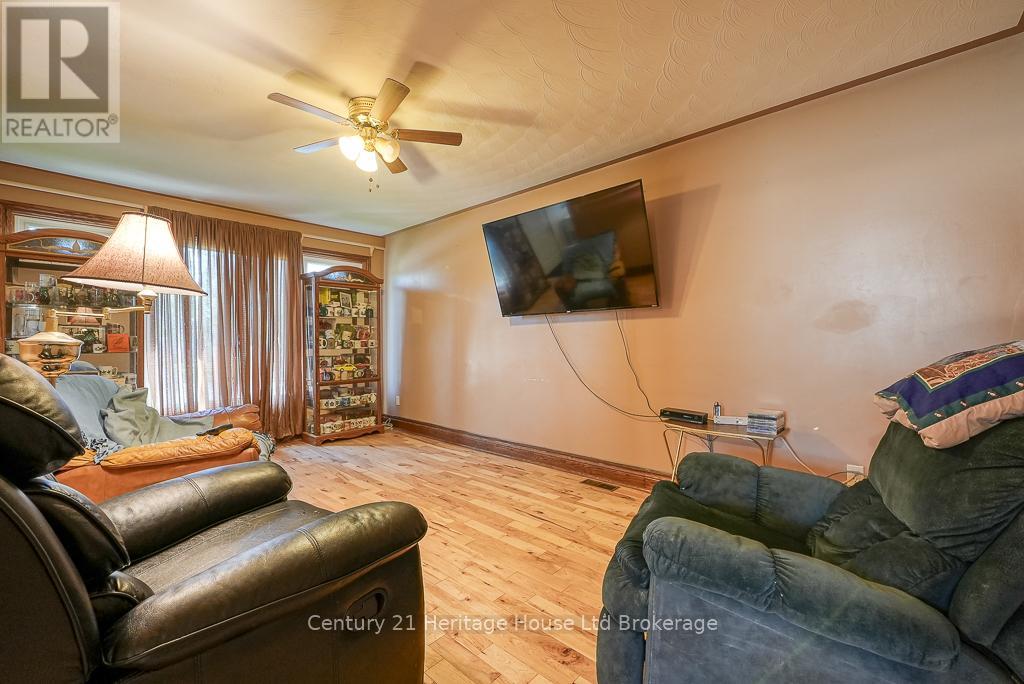 29 Devonshire Avenue, Tillsonburg, Ontario  N4G 4K7 - Photo 11 - X12135344