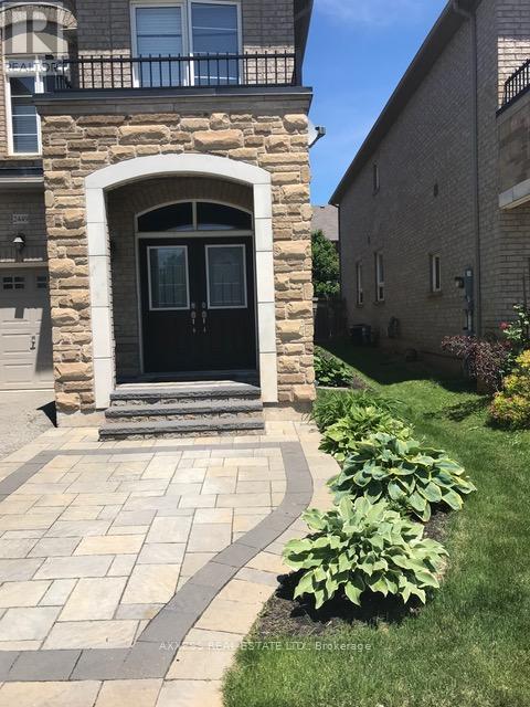 2449 Grand Oak Trail, Oakville, Ontario  L6M 0J3 - Photo 2 - W12135241