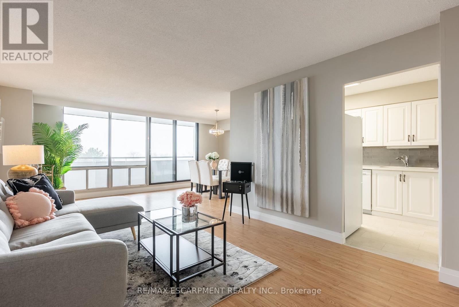 306 - 2055 Upper Middle Road, Burlington, Ontario  L7P 3P4 - Photo 1 - W12135291
