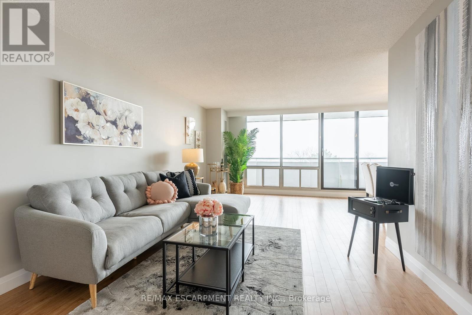 306 - 2055 Upper Middle Road, Burlington, Ontario  L7P 3P4 - Photo 2 - W12135291