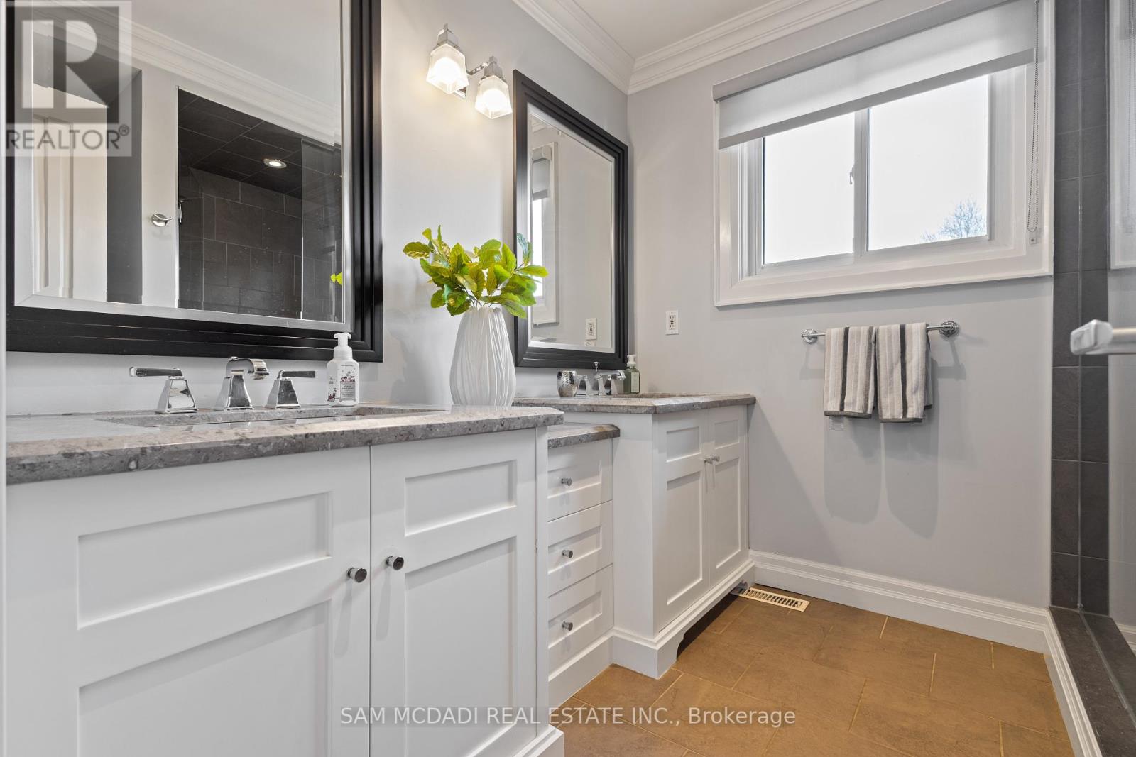 1560 Ifield Road, Mississauga, Ontario  L5H 3W1 - Photo 43 - W12135363