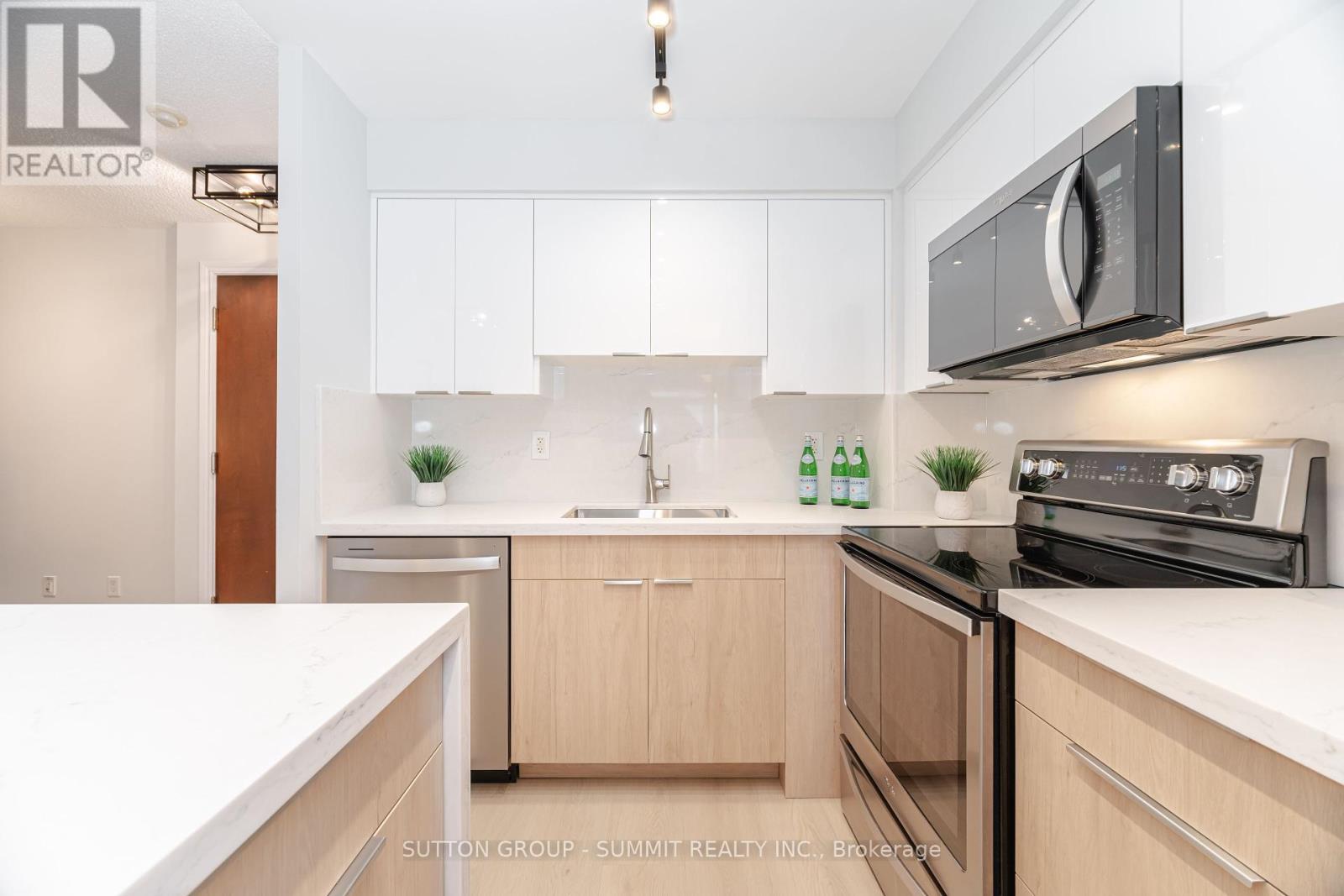 2310 - 310 Burnhamthorpe Road W, Mississauga, Ontario  L5B 4P9 - Photo 9 - W12135353