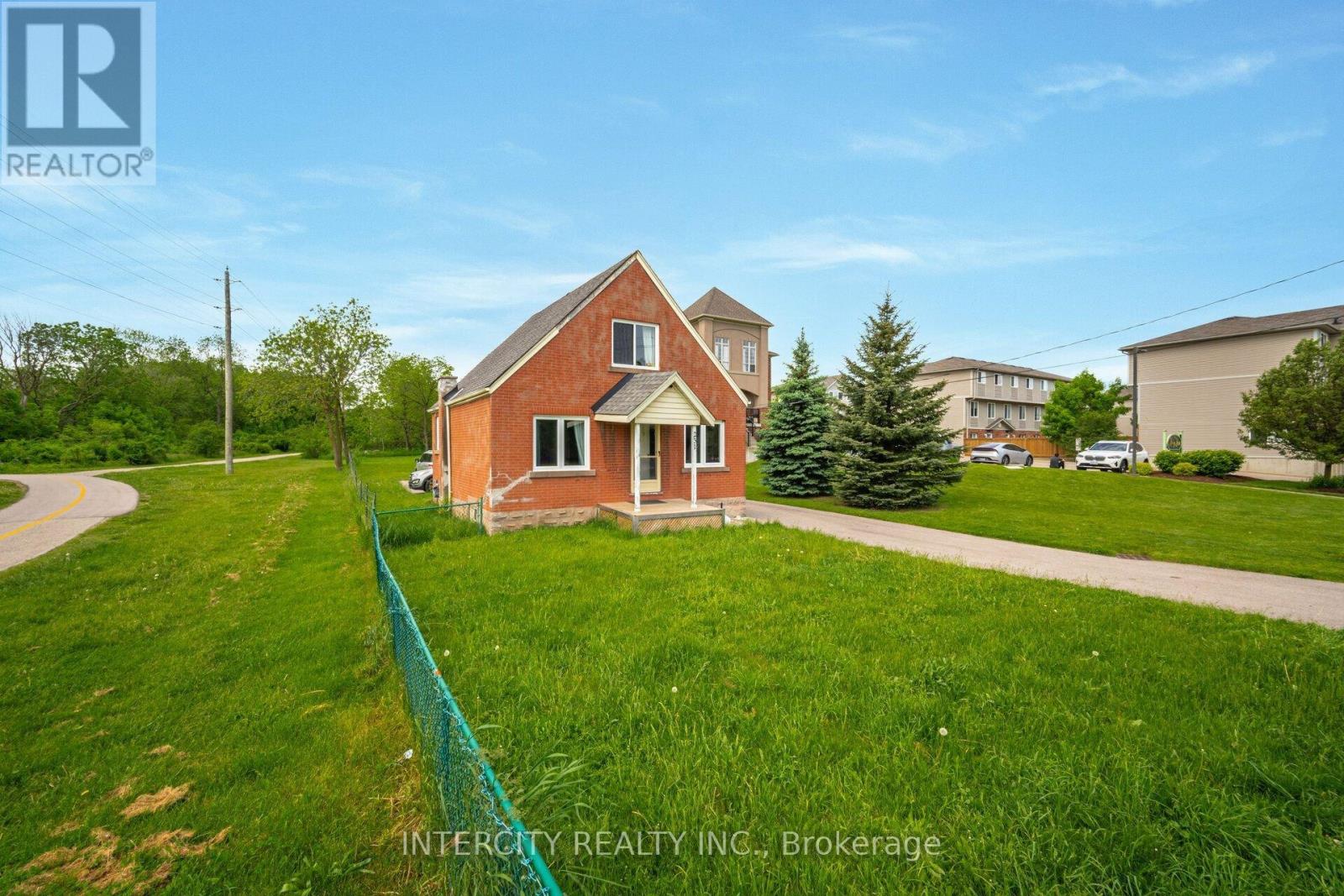 Property at 231 LAWRENCE AVENUE image 2