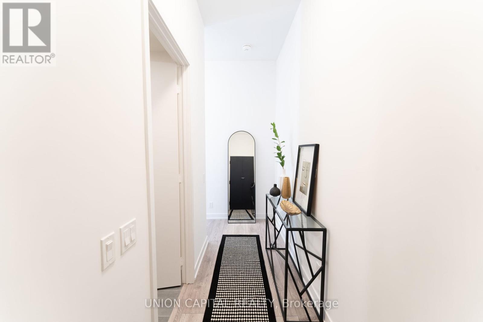 301 - 108 Peter Street, Toronto, Ontario  M5V 0W2 - Photo 4 - C12135233