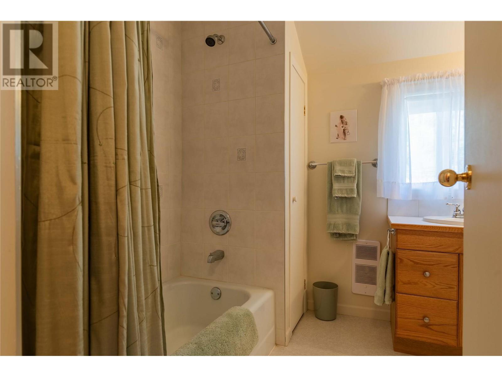 945 Thackeray Street, Warfield, British Columbia  V1R 2C3 - Photo 36 - 10346826