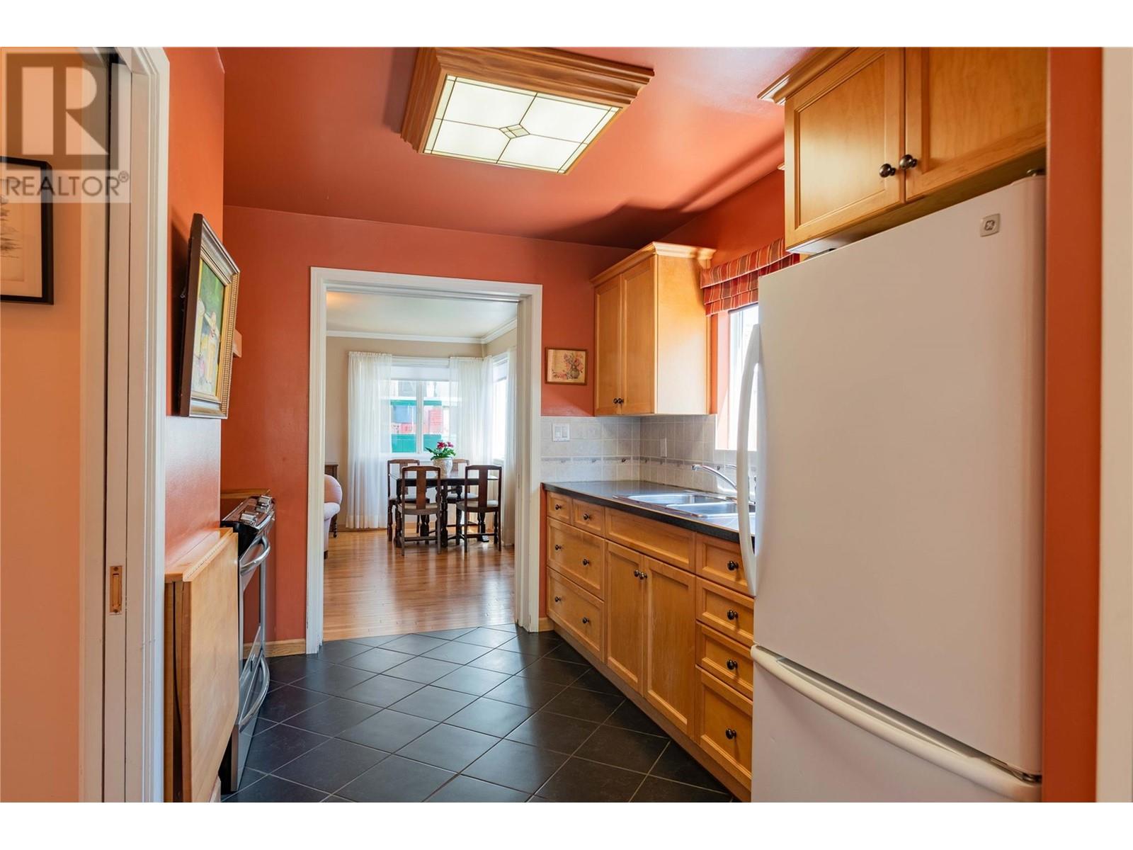 945 Thackeray Street, Warfield, British Columbia  V1R 2C3 - Photo 9 - 10346826