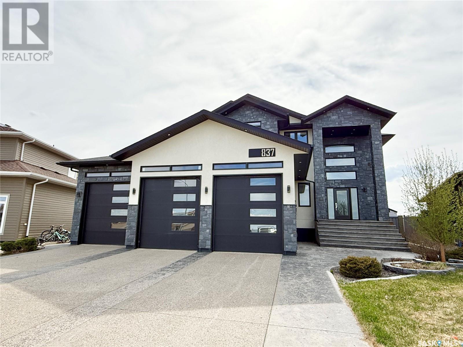 837 Johnston DRIVE, Weyburn, Saskatchewan