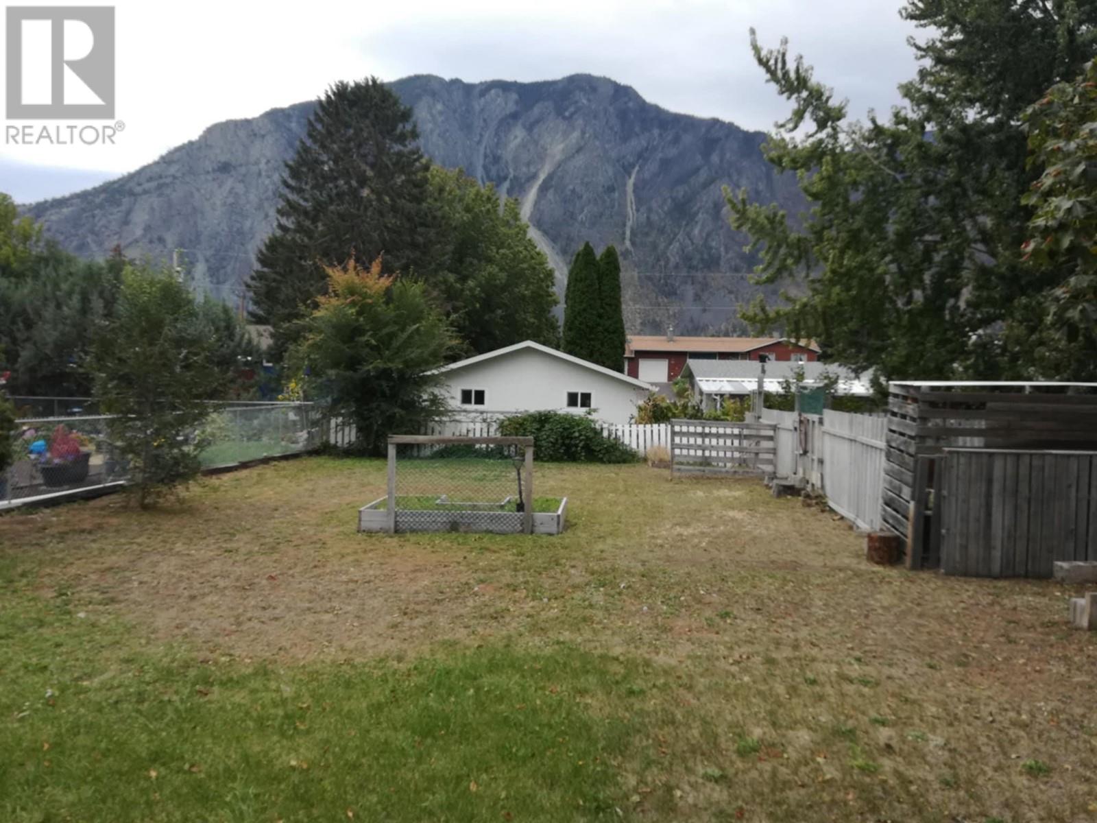 725 2nd Ave Avenue, Keremeos, British Columbia  V0X 1N2 - Photo 6 - 10322805