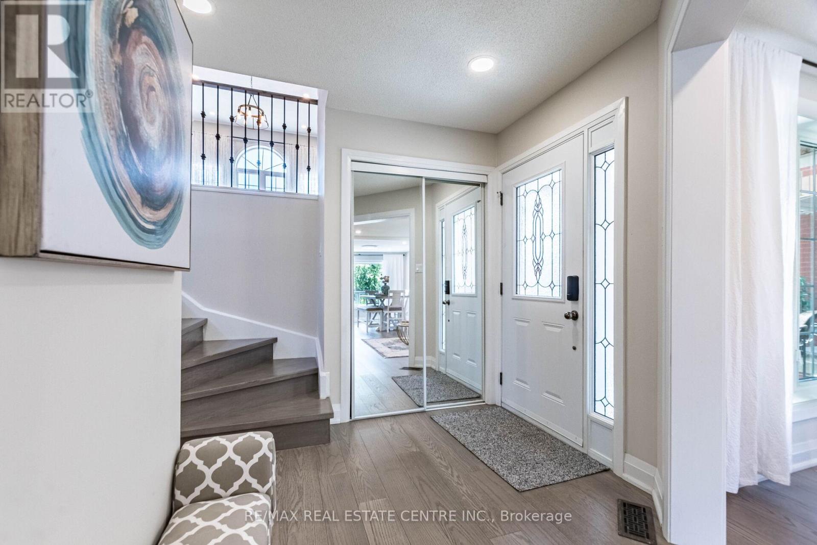 273 Cossack Court, Mississauga, Ontario  L5B 4C2 - Photo 5 - W12134677