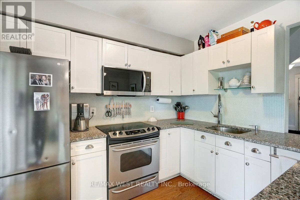 30 Glendale Avenue, Toronto, Ontario  M6R 2S7 - Photo 7 - W12134755