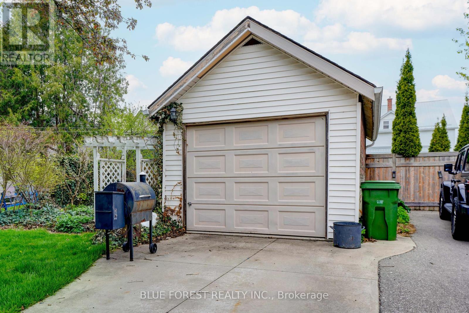 9 Elizabeth Street, St. Thomas, Ontario  N5R 2W8 - Photo 9 - X12135507